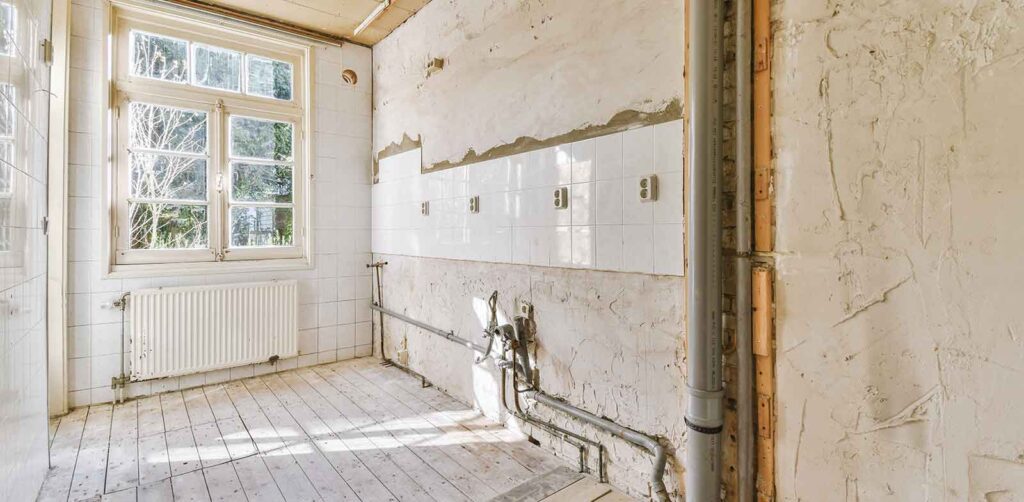 Wände sanieren im Altbau - Bild von einer sanierungsbedürftigen Wand