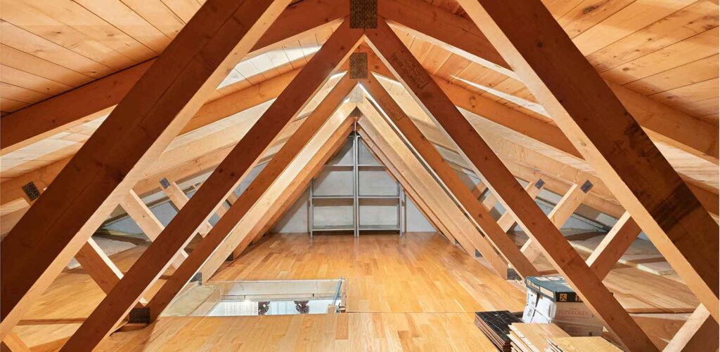 Dachausbau im Altbau - Dachboten mit Holzbalken und neuem Bodenbelag